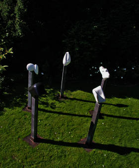 Skulpturengruppe, Marmor, Stelen aus Blaustein ca. 240 x 240 x 160 cm